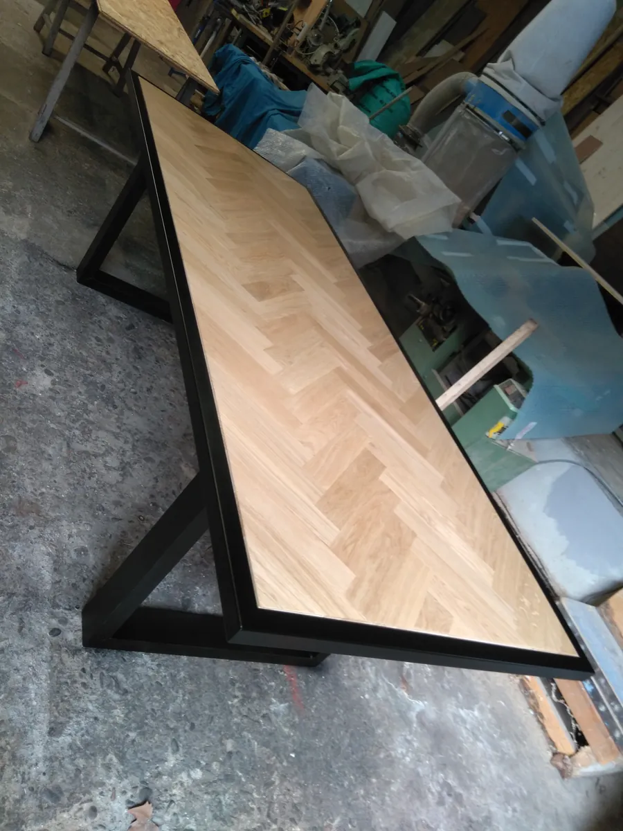Table fer et chêne, plateau monté en chevron, réalisée à l'atelier